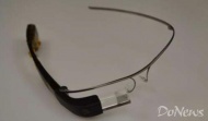 12月29日，半年前，有多家媒体报道称，谷歌一年多以来一直在研发针对企业的谷歌眼镜。现在，我们终于见到了这款产品的真容。

谷歌的新版眼镜被命名为“Google Glass Enterprise Edition”，一看就知道是专门面向企业研发的。谷歌眼镜企业版跟之前发布的Google Glass: Explorer Edition在外观上没有太大的不同，不同之处在于多了一个按钮和铰链。铰链可以让眼镜折叠起来。折叠是以前版本谷歌眼镜最多人要求增加的功能，现在终于实现了