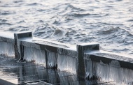 2016年1月24日，浙江省杭州市，受寒潮影响，西湖湖面上的大风将湖水吹上岸，湖边石栏和长凳上挂满了冰凌