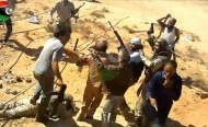 2016年2月5日，卡扎菲死前最后一刻的视频曝光，画面中卡扎菲满脸是血，周围的士兵欢呼。据悉，2011年10月20日利比亚“全国过渡委员会”武装在苏尔特俘获卡扎菲。卡扎菲在其家乡苏尔特的一个废弃下水管道中被捕，惨遭虐待后，头部和腹部遭到致命连环枪击身亡。