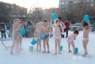当地时间2016年2月16日，俄罗斯克拉斯诺雅茨克，Sibiryachok幼儿园的孩子们赤身慢跑并参加冰桶挑战。