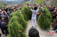 装扮成“芒篙”的青年走村串户为人们送祝福。