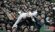 春运期间，数十万乘客滞留的广州火车站，一名在人群中晕倒的乘客被众人抬高救出，在异地也有这种陌生的温暖