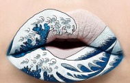 加化妆师在嘴唇上作画风靡社交网站