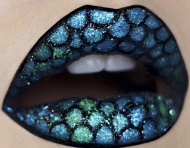 加化妆师在嘴唇上作画风靡社交网站