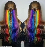 彩虹色染发很漂亮。