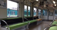 据英国《每日邮报》4月13日报道，日本通勤列车在上下班高峰期一贯非常拥挤。为了能够腾出更多空间，日本列车近日安装了特别设计的座位，在上下班高峰期可升到列车的顶部，方便人们有更多“站立”的空间。图为当被完全放下时，这种座位会挡住车门，但是乘客会有更多的座位。