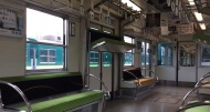 目前，这种特别座位只被安装在京都（Kyoto）、大阪（Osaka）以及滋贺（Shiga）等地区的部分列车上。京阪电铁(Keihan Railways)发布的视频显示，车门附近的列车座位可以升到车门顶部的一个凹槽内。这种设计非常巧妙，当座位位于车门顶部时几乎完全不可见，也不会阻挡人们进出列车。图为特别设计的可升降座位。