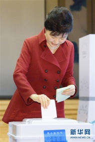 首尔４月１４日电 韩国第２０届国会议员选举结果１４日揭晓，执政的新国家党未能获得３００个议席中半数以上席位，在野的共同民主党则一跃成为国会第一大党。这是１６年来韩国国会首次出现“朝小野大”的局面。