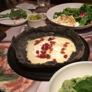 据英国《每日邮报》4月25日报道，近日，韩国首尔一家意大利餐厅推出了一款“炸弹”披萨，名如其形，创意十足。该披萨的照片被分享到社交网站Instagram上，瞬间引爆社交网络圈，吸引很多网友前去试吃。