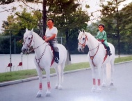 5月10日报道，朝鲜最高领导人金正恩童年时期与父亲金正日一起骑马的照片曝光。照片中他穿着绿色套装，头戴墨镜，与金正日各骑一匹白马。
