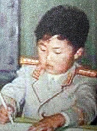 朝鲜最高领导人金正恩童年时期穿着军装的照片。 