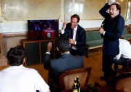 6月15日，欧洲杯罗马尼亚对阵瑞士，瑞士国会议员观看比赛，情绪激动