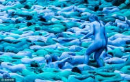 当地时间2016年7月9日，英国东北部滨海城市赫尔（Hull），当地3200人不分国籍，全数裸体并将身体涂成不同色调的蓝色，在城市里集结游走，参加由美国艺术家发起的“赫尔之海”行为艺术活动。