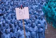 当地时间2016年7月9日，英国东北部滨海城市赫尔（Hull），当地3200人不分国籍，全数裸体并将身体涂成不同色调的蓝色，在城市里集结游走，参加由美国艺术家发起的“赫尔之海”行为艺术活动。