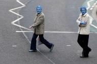 图为参加完活动的“蓝精灵”走在回家路上。