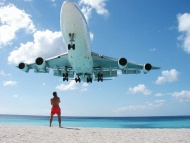 图为飞机飞过玛侯海滩的场景。