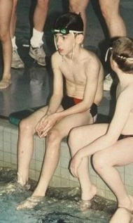 菲尔普斯10岁那年遇到了影响其一生的伯乐——鲍勃-鲍曼。拥有一双慧眼的鲍勃教练在体能测试中发掘到菲尔普斯的游泳才能，就这样，菲尔普斯的游泳生涯正式开始。两人的师徒之旅也走了20多年。
