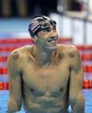 夺得200米蝶泳冠军后菲鱼在泳池里吐舌卖萌。