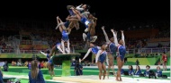 
图为里约奥运会中西蒙完成的“阿默讷尔”跳马。“阿默讷尔”跳马是根据著名体操运动员西蒙娜-阿默讷尔命名的。在2000年悉尼奥运会上，西蒙娜-阿默讷尔凭借这个动作震惊全球。如今，它仍属于女子跳马中难度最高的动作之一，选手需要先完成一个后手翻，然后空中转体两周半。