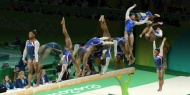 图为里约奥运会西蒙在平衡木上的精彩动作。在奥运会上，尽管有一点失误，西蒙还是得到了平衡木的最高分。她完成了两个后手翻和两个转体。