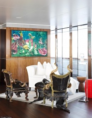 俄土豪嫩模娇妻坐拥20亿豪华游艇 畅游伦敦河畔。客房里的鳄鱼纹椅子也十分有特色，椅子背后的“鳄鱼尾巴”垂到地板上，极具异域风格。