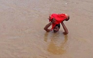 潘吉·赛提巴布(Pangi Satibabu)住在印度安得拉邦的一个小村庄，近日的严重洪涝使得村庄的道路被淹，附近的医院也被淹没，而赛提巴布6个月大的女儿却在此时高烧不退，情况危急。在此情况下，为了女儿的安危，他不顾家人劝阻，带着女儿去看病。他双手托着女儿穿过洪流，水深处几近淹过他的颈部，但他还是义无反顾地向前走去。经过2小时后，他的女儿终于顺利到达医院，经治疗后已脱离危险。