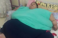 据英国《镜报》12月7日报道，26岁的埃及女子Iman Ahmad Abdulati被认为是世界上最胖的女人，她的体重超过了半吨，约为78.7英石（约为500公斤）。近日，她终于将在25年后第一次离开家。据悉，这一次Iman出行主要是为了飞往印度接受减肥外科手术。