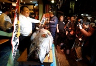 在开市前就有不少客人来预定这里著名的蓝鳍金枪鱼，而其中最大的一条金枪鱼被寿司连锁店“寿司三昧”的老板Kiyoshi Kimura拍得。