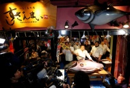 这条重达212公斤的蓝鳍金枪鱼成交价为7400万日元（约440万元人民币）。