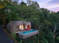 泰国雨林精品别墅被称为是最性感的酒店，每间别墅里面都有独立卫浴、户外木桶温泉和私人泳池，客人们除了感受雨林，还能远眺群山和阿曼达海。