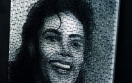 据英国《每日邮报》1月18日报道，乌克兰21岁的年轻艺术家Zenovii Palagniuk花费三个月时间，仅用细线和1.5万个钉子就制作出已故流行音乐巨星迈克尔·杰克逊的逼真肖像。