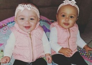 英国《每日邮报》1月24日报道，当美国女子Whitney Meyer告诉别人她的两个孩子是一对双胞胎时，没有人相信，因为这两个婴儿的肤色都不一样。图为Whitney的双胞胎女儿Kalani（左）和Jarani（右）。