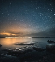 芬兰摄影师奥斯卡(Oscar Keserci)偏爱拍摄夜间风景，拍摄了大量夜晚的银河景观。这些图片美得动人心魄，吸引了大量粉丝。