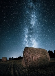 芬兰摄影师奥斯卡(Oscar Keserci)偏爱拍摄夜间风景，拍摄了大量夜晚的银河景观。这些图片美得动人心魄，吸引了大量粉丝。