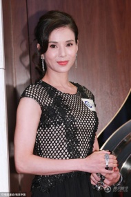 9月20日，香港，久违露面的“小龙女”李若彤现身某慈善晚宴，她盘起头发、红唇诱人、打扮优雅，美貌依旧。