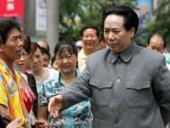 扮演过毛泽东的特型演员演员不下10个，其中陈燕是唯一一个扮演过毛泽东的女演员。图为扮演毛泽东的陈燕和群众握手。