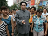 生于1956年陈燕是四川绵阳人，这位模仿毛泽东的民间特型演员，入行已10几年了。图为扮演毛泽东的女演员陈燕受到群众的围观。