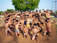 2014年6月17日，印度新德里的一个小镇以健壮的肌肉男子出名，这个贫穷的小镇通过男子健身改变了它的命运，这个3,500人的小镇，百分之九十的男人受聘为保镖或保安人员。