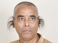 一名印度男子的耳毛从耳朵里一直长到外面，他因此在2003年获得了吉尼斯世界纪录，当时他的耳毛有13.2厘米长。几年过去后，现在他的耳毛已经长到了25厘米。他已经向吉尼斯申请了新的世界纪录，现在只等核实并更新。 