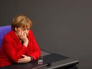 当地时间2017年11月21日，在德国柏林，德国总理默克尔（Angela Dorothea Merkel）出席下议院会议。经过一个多月的谈判，默克尔寻求和自民党及绿党组建联盟政府的努力还是以失败告终。默克尔看起来很伤心。 