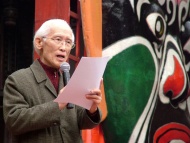 2005年2月23日，台湾著名诗人余光中先生在中国大陆四川成都武侯祠举办的&quot;蜀汉风武侯海峡诗歌楹联会&quot;上朗诵他自己创作的诗歌，舞台背景为民族特色的川剧脸谱。