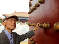 2010年9月9日，余光中在北京游览了太庙，此行也是受邀参加BTV网络中秋晚会之重头戏《天涯共此时·月上紫禁城》。在大部分中国人心中，余光中一直是“乡愁诗人”的代表，对此余光中自己却并不完全认同：“假如我有一千首诗，乡愁诗只占不到十分之一。”他还幽默地说，“这些年回大陆太频繁，乡愁诗写不出来了，回乡诗倒是作了不少。” 