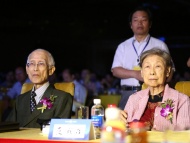 2011年1月14日，台湾著名诗人余光中（中）和爱人范我存（右）现身做客《可凡倾听》节目，讲述他们老夫妻之间的爱情故事。