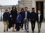 朱莉自从和布拉德·皮特（Brad Pitt）离婚后就与6个孩子形影不离，去到哪里都带着孩子。