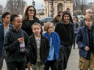 当地时间2018年1月30日，法国巴黎，安吉丽娜·朱莉（Angelina Jolie）和6个孩子一起参观卢浮宫。6个孩子包括马多克斯·朱莉-皮特（Maddox Jolie-Pitt 右二）、希洛·朱莉-皮特 (Shiloh Jolie-Pitt 右一)、 维维安·玛琪琳·朱莉-皮特（Vivienne Marcheline Jolie-Pitt 右三）、诺克斯·里昂·朱莉-皮特（Knox Leon Jolie-Pitt 前左二）、扎哈拉·朱莉-皮特（Zahara Jolie-Pitt 前左一）、帕克斯·朱莉-皮特（Pax Jolie-Pitt 后左一）。