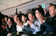 2月11日，在韩国首尔，韩国总统文在寅（右三）与朝鲜最高人民会议常任委员会委员长金永南（右五）和朝鲜劳动党中央委员会第一副部长金与正（右四）共同观看演出。韩国总统文在寅11日在首尔国立剧场与到访的朝鲜高级别代表团一同观看了朝鲜艺术团在韩国举行的第二场演出。 