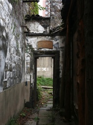 进入L型的弄堂，右转，不远处的水泥墙边便是书隐楼的大门。