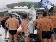 当地时间2018年11月24日，每年入冬季时，在俄罗斯克拉斯诺雅茨克，都会举办冰桶挑战赛。这是一个冬泳俱乐部发起的，让大家在零下5℃的室外进行冰水挑战，也是为了庆祝北极熊日。