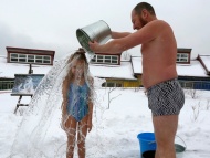 女童冰天雪地挑战冰桶。