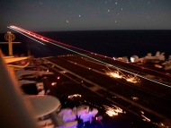 图为5月10日，一架F/A-18E超级大黄蜂战机降落在“亚伯拉罕·林肯”航空母舰的飞行甲板上。 ...转自多维新闻网